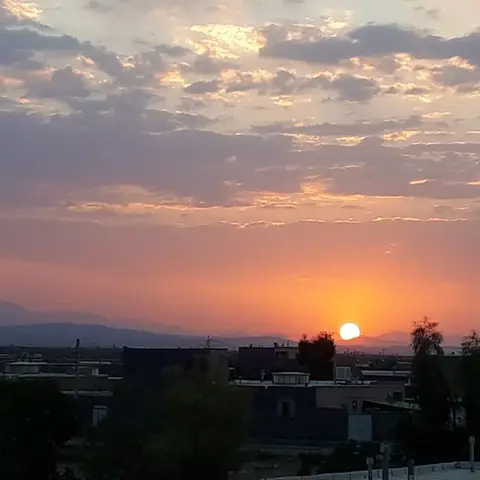 🌄
غروب 
روز
به پایان می رود
با دغدغه های بی نام
در نارنجی هر غروب
و باز
سفره ی 