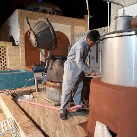 استاد مصطفی 
و 
کاهگل‌کاری  دور دیگ گلاب🌸