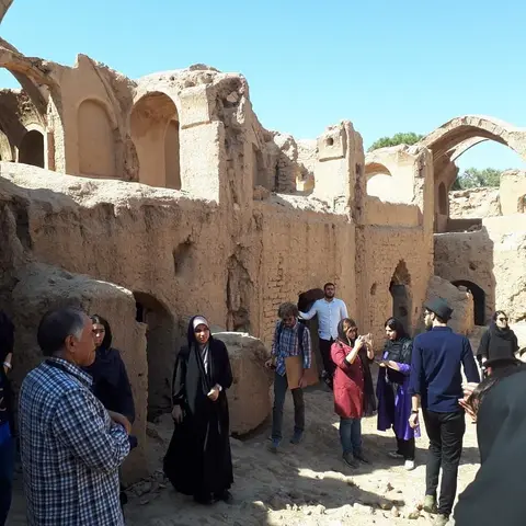.
بازدید  گروه دانشجویان رشته معماری دانشگاه هنر 🎓
.
از قلعه تاریخی ده اباد