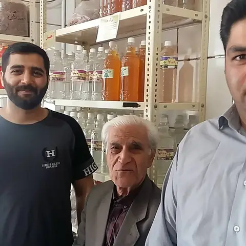 استاد اختری زاده شاعر  گرانقدر بادرودی  در فروشگاه گلاب دیاوا