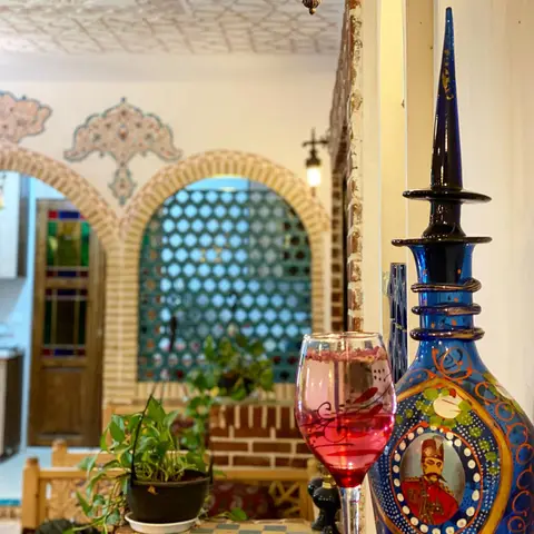 🍹

یادت گل محمدی
ذهنم همیشه باز
تا که راه راه پوشان
شیرین کنند
کام دل
چشم براها