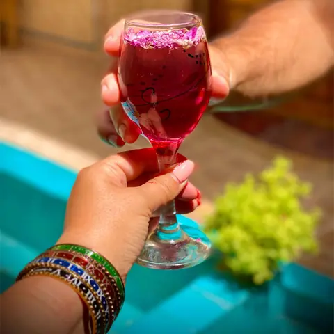 🍹
ما شما را دعوت به گواراترین شربت گل محمدی میکنیم،
*
در اقامتگاه بومگردی دیاوا