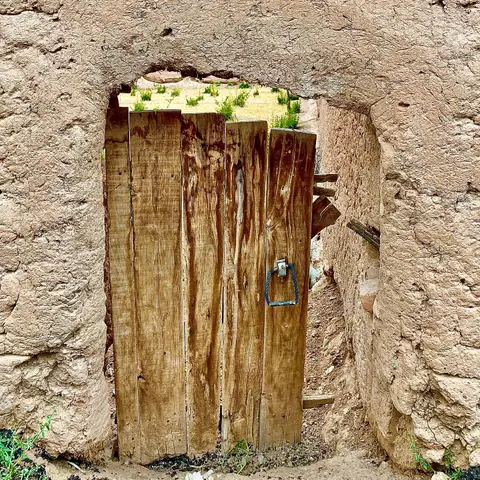 🪵🌱

در گذری تنها نشسته ام ‘ چشم به راه 
.
رهگذری
.
نگاهی
.
مهمان ناخوانده ای
.