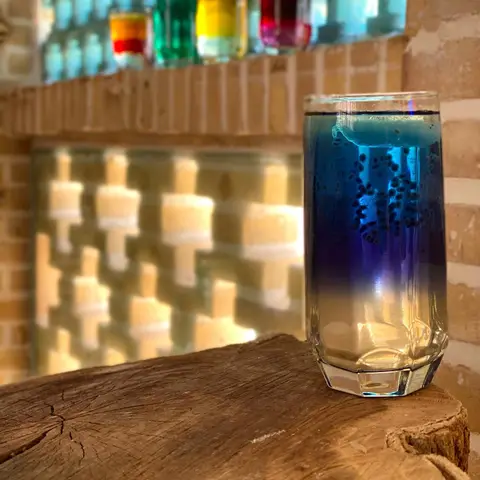 🍹
شربت های ارگانیک دیاوا🌱
.
شربت گل پنیرک دیاوا🍹
.
بازی با رنگ💙💜🤍
.
با کمی