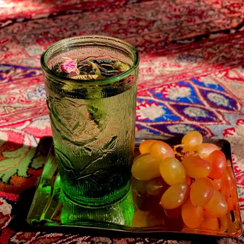 🍃🌸

کار ما نیست
شناسایی “راز” گل سرخ،

کار ما شاید این است
که در افسون گل سرخ
