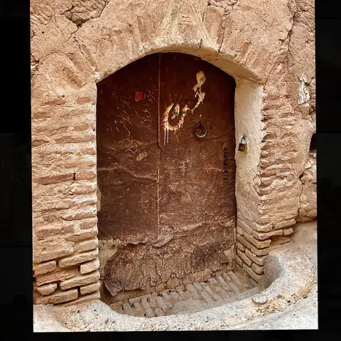 🌱

در گذری تنها نشسته ام ‘ چشم به راه 
.
رهگذری
.
نگاهی
.
مهمان ناخوانده ای
.

