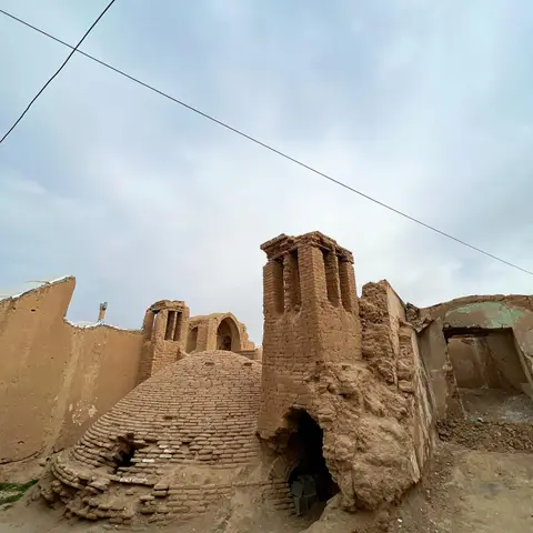 🌱
آب انبار قدیمی روستای ده آباد
.
.

آب‌انبار یکی از عناصر شاخص در سکونت‌گاه‌ها