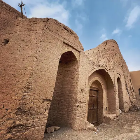 .
٠

قلعه در حال تخریب ده آباد
.

که در حال حاضر قابل بازدید نیست و بافت سست و د