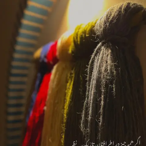✨
اگر همه چیز در اطرافتان تاریک به نظر میرسد،

دوباره نگاه کنید،
احتمالا نور آنج