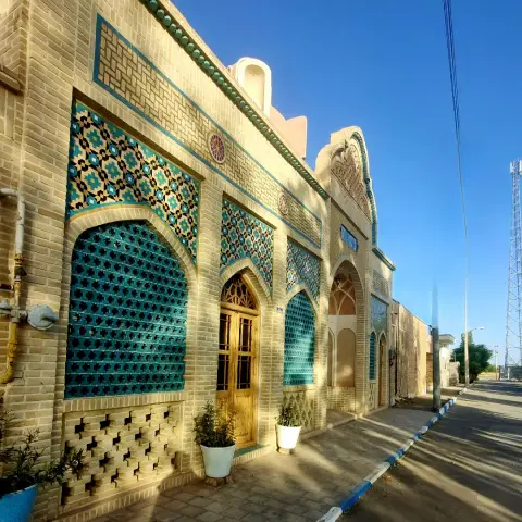 🔹 عمارت دیاوا 

• اقامتگاه با فاصله شانزده کیلومتر از اصلی‌ترین آزادراه مرکزی ا