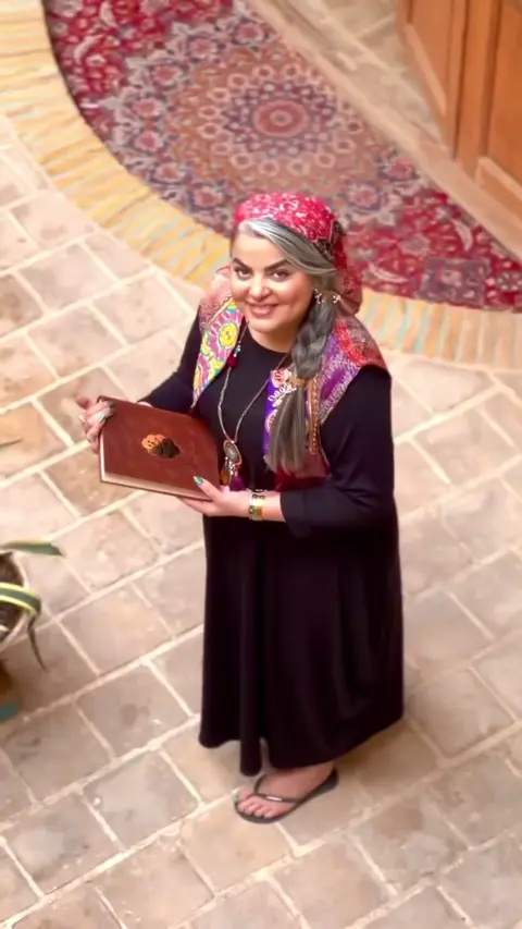🍉🍂
.
.

‎رنگ انار، عطر باران، طعم خرمالو 
و‎
‎آواز برگ‌های زرد و نارنجی را جمع