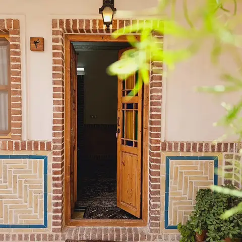 اتاق توئین دیاوا⚜️

امکانات‌ اتاق و طراحی داخلی این واحد اقامتی، در نوع خود به ی